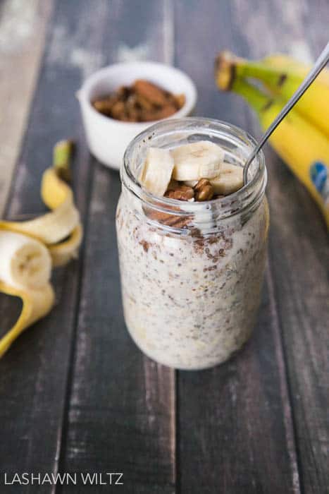 GUYS! It's so hard for me to get in a healthy breakfast in the morning, but I love this easy banana nut bread overnight oats recipe! |everydayeyecandy.com