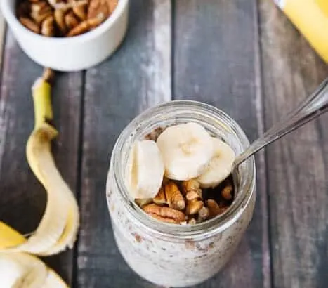 GUYS! It's so hard for me to get in a healthy breakfast in the morning, but I love this easy banana nut bread overnight oats recipe!