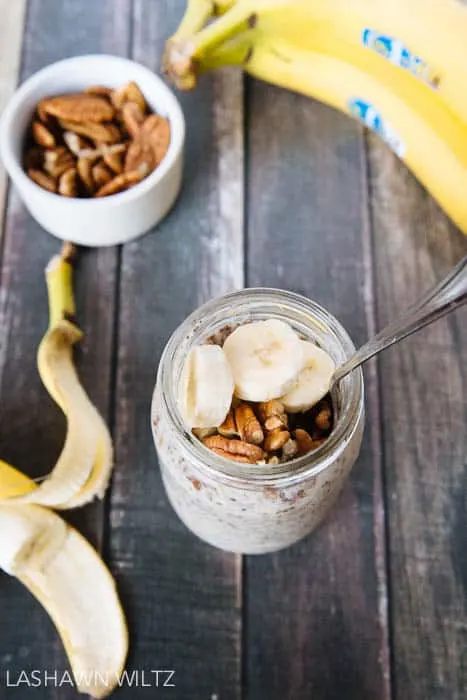 Easy banana nut bread overnight oats recipe! SO GOOD! |everydayeyecandy.com