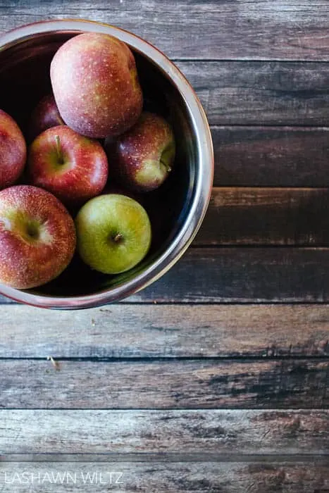 It's Fall and the perfect time to try out this easy Gluten Free Apple Crisp Recipe! It is SO GOOD!