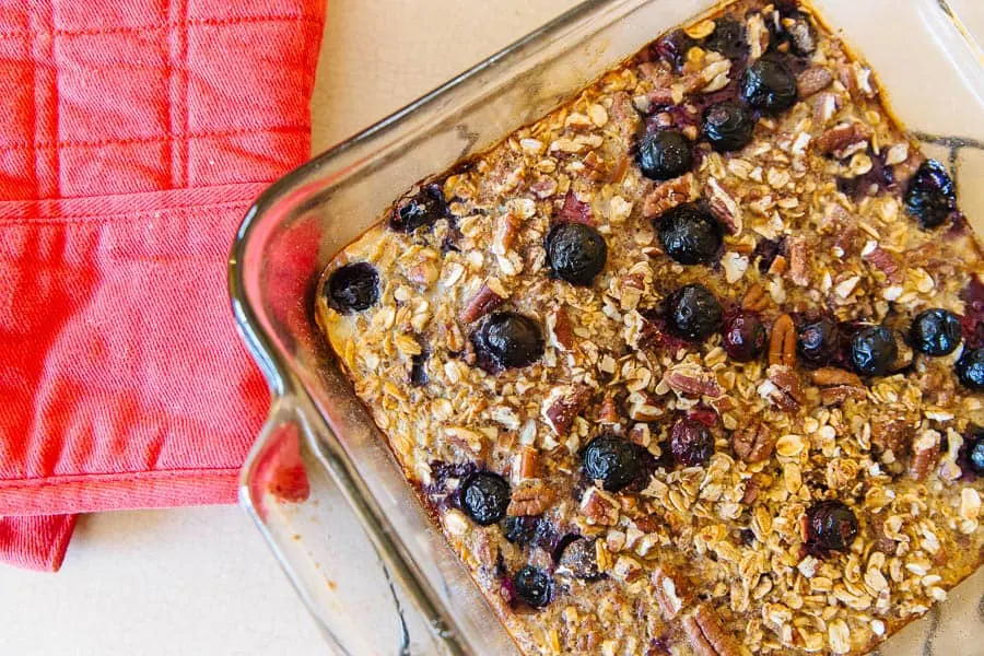 This low fat blueberry and banana baked oatmeal is so so good! 