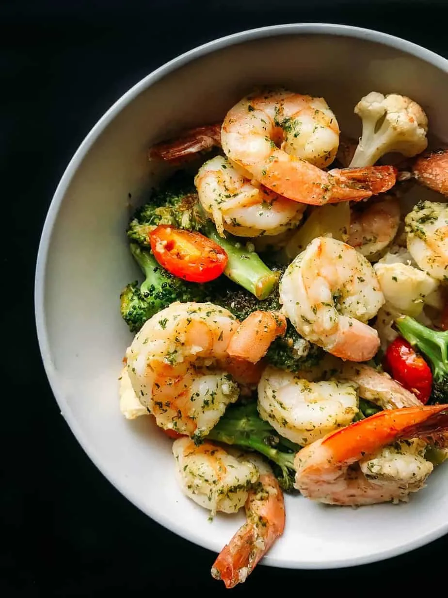 need a quick weeknight dinner? Check out this easy 10 minute sheet pan shrimp scampi recipe!