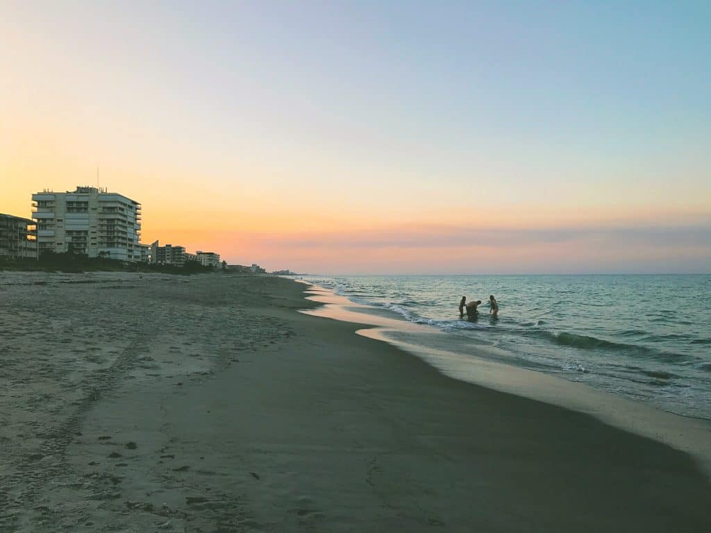 use leading lines when taking photos at the beach